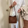 Bolsa tejida de un solo hombro portátil de verano para mujer, nueva moda para ir al trabajo 2026, con patrón coreano