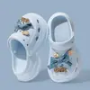 Sapatos de Buraco EVA Femininos 2025 Novo Verão Popular ao Ar Livre Sandálias Chinelos de Solado Grosso com Biqueira Fechada para Praia Esportes