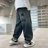 Jeans de Niños 2025 Otoño Nuevo Estilo Bordados de Dibujos Animados Personalizados Pantalones Largos Rectos Sueltos Modernos