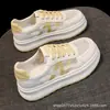 Calças pantalona, sapatos femininos de malha vazados para o verão com sola grossa 2026, sapatos casuais slip-on, tênis femininos brancos, sapatos populares respiráveis que aumentam a altura