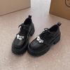 Sapatos de Couro Pequenos Versáteis com Cadarço e Sola Grossa para Mulheres 2024 Novo Estilo Britânico Mocassins Metálicos de Salto Grosso Sapatos Mary Jane