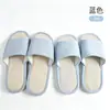 La fábrica puede personalizar zapatillas desechables de lino de alta gama para venta al por mayor, adecuadas para hoteles, casas de huéspedes y salones de belleza, con suelas antideslizantes y engrosadas, y disponibles en tallas para hombre.