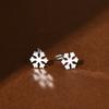 Pendientes de plata S999 con forma de copo de nieve y trébol de cuatro hojas, con temperamento simple, con rosca giratoria y clavo para el oído.