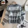 Novo suéter de outono e inverno em estilo vintage francês com gola redonda, listras coloridas e toque felpudo para mulheres