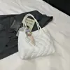 Bolsa de Casaco de Penas Bolsa Feminina 2025 Nova Bolsa Tote Simples de Cor Pura Outono e Inverno Matelassada Grande Capacidade Bolsa de Ombro de Mão