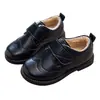 Sapatos de couro estilo britânico para meninos, novo modelo primavera e outono 2026, sapatos infantis pretos cerimoniais de desempenho para meninas, com sola macia, modernos