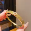 Pulseira de Ouro Real 18K Galvanizado Luxo Acessível Flor de Zircônia Fivela Redonda Plissada Joia de Mão da Moda Nicho de Alta Qualidade para Mulheres