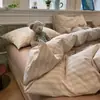 Conjunto de cama simples de quatro peças xadrez listrado para uso doméstico, novo modelo 2026 lençol e capa de edredom, conjunto de cama de três peças para dormitório estudantil