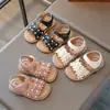 Sandalias para Niñas 2025 Nuevo Verano Estilo Pequeña Fragancia Zapatos de Princesa Suela Suave Zapatos para Niñas Pequeñas Zapatos de Estilo Veraniego