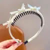 Diadema de Cuadros Morado Claro Estilo Suave con Tres Lazos Pequeños y Decoraciones de Perlas en el Lado, Creando un Ambiente Dulce y Femenino