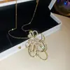 Collar de flor de circón bañado en oro real de 14k, cadena de clavícula estilo commuter exquisita, joyería de lujo ligero de alta gama para mujer al por mayor