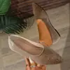 Zapatos planos slip-on estilo europeo y americano para mujer, disponibles en stock, con un brillante adorno de pedrería en la parte superior