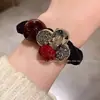 Goma para el Cabello Ankora Mariposa Roja con Pedrería, Elegante y de Alta Gama, Banda Elástica de Alta Elasticidad para Coleta y Moño