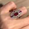 Anillo de corindón rojo con incrustaciones de hemoglobina roja de paloma, estilo Edward Art Deco, de oro de dos colores, para mujer.