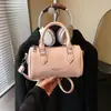 2026 nova bolsa de ombro, transversal e bolsa de mão fofa estilo coreano com pingente de pelúcia para mulheres