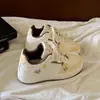 Tênis femininos versáteis de nicho estilo coreano, novo modelo 2026, populares este ano, sapatos brancos leves de sola grossa para estudantes, mocassins