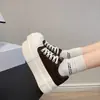Nueva colección de otoño de zapatillas que aumentan la altura para mujeres bajitas, zapatos deportivos casuales versátiles y cómodos con suelas gruesas y puntera ancha, estilo 2026