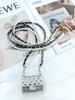 Mini Bolso Metálico Hueco con Patrón de Diamantes para Audífonos Cadena Bolso de Cintura Colgante para el Cuello Decoración Esencial de Moda para Mujer Bolso Yangshulin