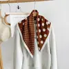 Pañuelo Cuadrado Pequeño Decorativo 70CM Seda Artificial Pañuelo de Seda Primavera y Otoño Pañuelo para la Cabeza Protector de Cuello Pañuelo de Cuello de Algodón y Lino Atar Pañuelo Bolsa Pañuelo de Seda Venta al por Mayor