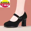 Zapatos de vestir de suela blanda Qipao para mujer de terciopelo 2026 nuevo modelo de otoño zapatos de tela impermeables para bailar tacones altos de suela gruesa para madre