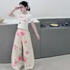 Conjunto de Verão para Meninas 2026 Novo Casual Menina Letra Manga Curta com Flor Calça Wide-leg Conjunto de Duas Peças Transfronteiriço