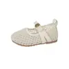 Sapatos de couro para meninas 2026 novo modelo de verão sapatos infantis respiráveis vazados de bico fechado sandálias trançadas de sola macia para meninas pequenas