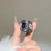Mismo Estilo que la Serie de TV, Anillo Cuadrado con Diamantes Brillantes y Patrón de Borde Ancho, Diseño Único y Elegante, Anillo Creativo