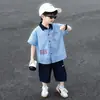 0472 Conjunto de Verão de Manga Curta para Meninos, Camisa Listrada Estilosa, Novo Estilo Infantil 2026, Shorts Soltos Finos