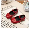 Nueva colección de otoño de zapatos para caminar estilo princesa para niñas pequeñas, con suela suave, perfectos para bebés y niños pequeños, y disponibles en rojo.