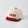 Gorro de pana para bebé, gorra de béisbol cálida de estilo coreano con bloques de color de moda, gorro de ala suave con diseño de letras para bebé de 1 año, para ventas transfronterizas