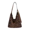 Nuevo bolso de mano para mujer de otoño e invierno: bolso de ante retro con estampado de leopardo para debajo del brazo, un bolso de hombro elegante y versátil para el uso diario
