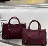 Bolso de Motocicleta de Piel de Vaca Esmerilada Remache Bolso de Mano Moda Retro Bolso Cruzado 2025 Nuevo Bolso de Piel Genuina para Mujer Venta al por Mayor