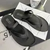 Novos Chinelos Estilosos para Mulheres, Calçados de Verão, Sandálias Planas Leves da Moda para Homens, Chinelos Antiderrapantes