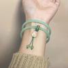 Nudo Plano Tejido Pintura al Óleo Colgante Gato de la Suerte Pulsera Cascabel Antigua Colocación Hanfu Más Vendido Regalo para Novia en Lugar Escénico
