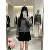 Cardigã de malha com zíper e gola estilo universitário para mulheres, novo modelo outono e inverno, com padrão de tranças e cores contrastantes, jaqueta suéter solta de manga comprida, moderno