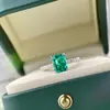 Anillo de Plata de Ley S925 Artesanía Exquisita Gama Alta Diamante Completo Corte de Diamante Simulado Esmeralda de Imitación Diamante Cuadrado Anillo de Lujo Ligero Versátil