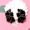 Una variedad de aretes de clip para oreja con forma de pétalo esmeralda cuadrado de color, flor de corazón con aguja de plata, aretes de flor azul verde oscuro