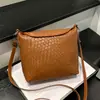 Bolsa de Ombro Cruzada Versátil Elegante de Alto Valor com Trama Grande Capacidade Moda Outono 2026 Textura Simples