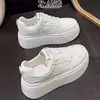 Tenis blancos de piel de vaca de primera capa con cordones y suelas de 6 cm de grosor, zapatos para aumentar la altura para mujeres petite, zapatillas deportivas casuales versátiles