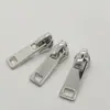 No.5 cabeza de tirador de nailon colgante platino blanco en stock venta al por mayor suministro directo de fábrica tira de tracción cabeza de cremallera ropa bolsas