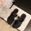 Chanclas de Moda Estilo Coreano con Borlas para Mujer Verano 2026 Nuevas Sandalias Casuales Retro de Cuero Suave Cómodas con Remaches y Tira para el Dedo del Pie
