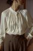 Camisa plisada de satén de acetato blanco para mujer, estilo francés, retro, con mangas acampanadas, holgada, elegante y a la moda.
