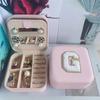 [Caja de Joyería Espejo con Letras Bordadas] Caja de Joyería con Letras del Alfabeto (26) Espejo Simple para Joyería Portátil para Viajes Venta Caliente