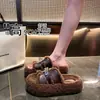Sandálias slip-on da moda com fecho de fivela, estilo casual, modelo feminino, nova coleção outono/inverno 2026, design único, sola grossa, pantufas fofas