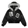 Chaqueta Corta de Algodón con Parche de Cruz Retro Americano y Cuello de Piel para Hombre y Mujer Invierno 2025 Nuevo Estilo Gótico Chaqueta Cálida