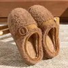 Chinelos de Algodão Femininos Outono/Inverno 2026 Novo Estilo Internos para Casa Antiderrapantes Quentes com Pelúcia Extra Espessa Solado Grosso Chinelos de Pelúcia Domésticos