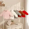 Jaqueta de Algodão com Capuz Forrada de Fleece Estilo Coreano Outono/Inverno Novo para Bebês e Crianças Pequenas Unissex Casaco de Algodão Espesso e Quente Cor Sólida para Bebê