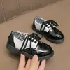 Sapatos Infantis de Couro Primavera e Outono Estilo Quente Estilo Academia para Meninos Sapatos Pequenos de Couro Sapatos de Solado Único Estilo Britânico Preto e Branco de Couro Envernizado para Meninas Sapatos de Princesa