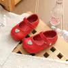 Sapatos Mocassins Fofos Estilo Coreano Antiderrapantes Pequenos Sapatos de Couro para Meninas Sapatos de Princesa Infantis Estilosos Formato de Coração Primavera/Outono Sola Macia Bico Redondo Couro Envernizado