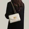 Bolsa Feminina Versátil Nova 2026 Couro Genuíno Estilo Chanel Acolchoada com Corrente, Bolsa de Ombro Fashion, Bolsa Transversal 2026
